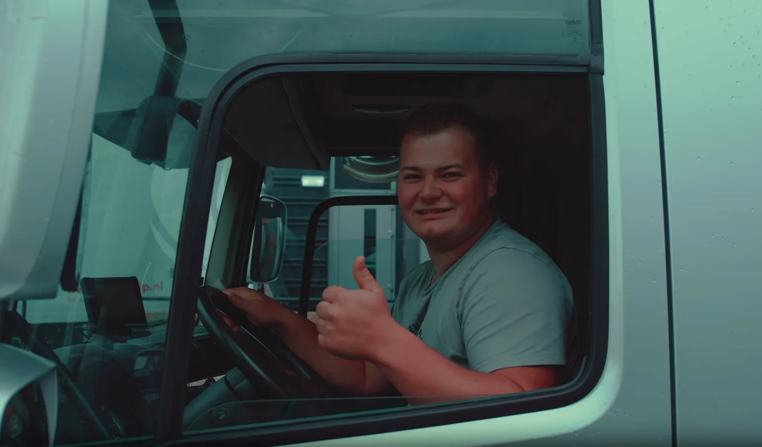 Chauffeur vrachtwagen Kraatskip.nl steekt duim omhoog